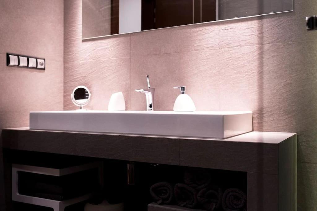 Evergreen - Old Town Spacious Stylish Apartment With Ac And One And A Half Bath, Baby & Kid- Friendly Братислава Екстериор снимка