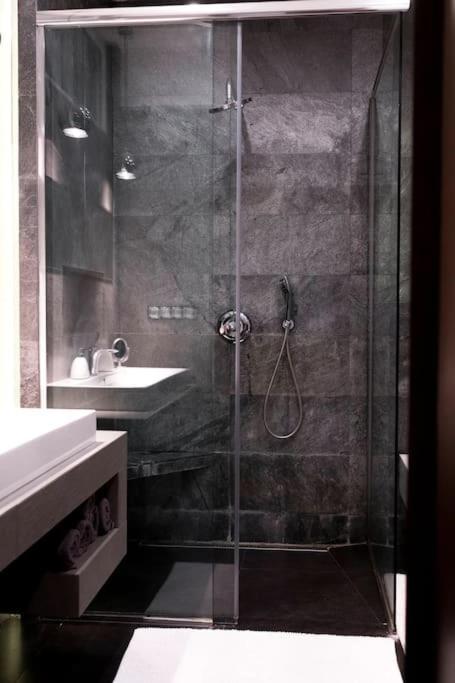Evergreen - Old Town Spacious Stylish Apartment With Ac And One And A Half Bath, Baby & Kid- Friendly Братислава Екстериор снимка