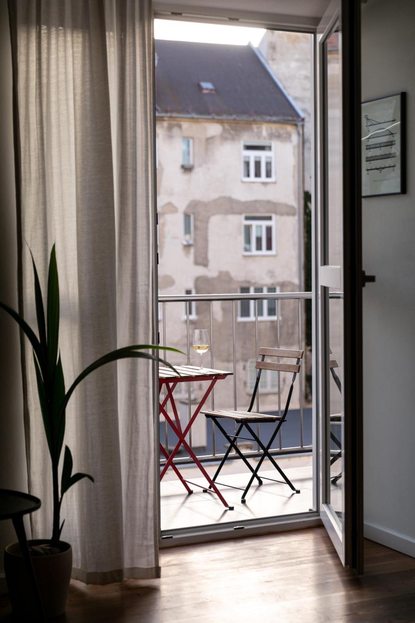 Evergreen - Old Town Spacious Stylish Apartment With Ac And One And A Half Bath, Baby & Kid- Friendly Братислава Екстериор снимка